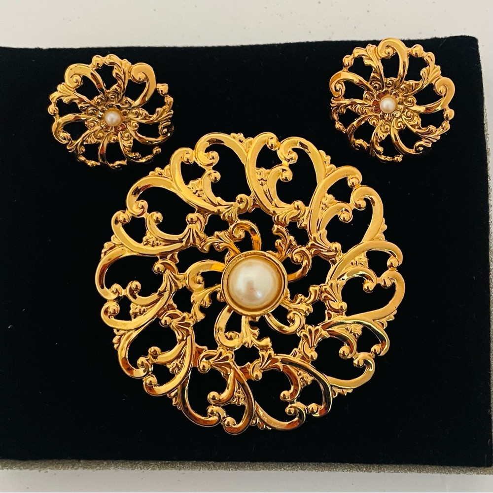 Vintage Avon Jewelry Flower Blossom Gift Set Pin & Earrings Gold Tone Faux Pearl - Picture 3 of 7